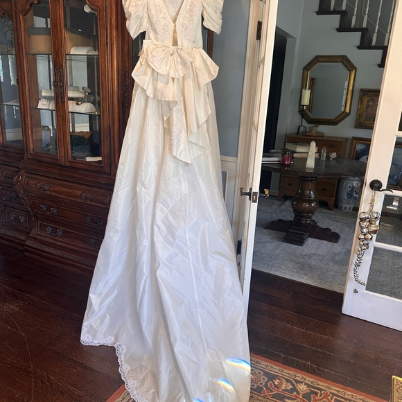Vintage wedding dress with long train - Picture 3 of 11